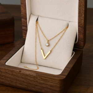 سلسلة ستانلس ستيل دهبي بتصميم حرف V بطبقتين