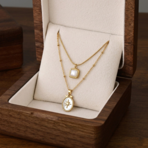 سلسلة ستانلس ستيل دهبي بطبقتين بدلايات بيضا